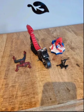 Figurine moto et tampon spiderman