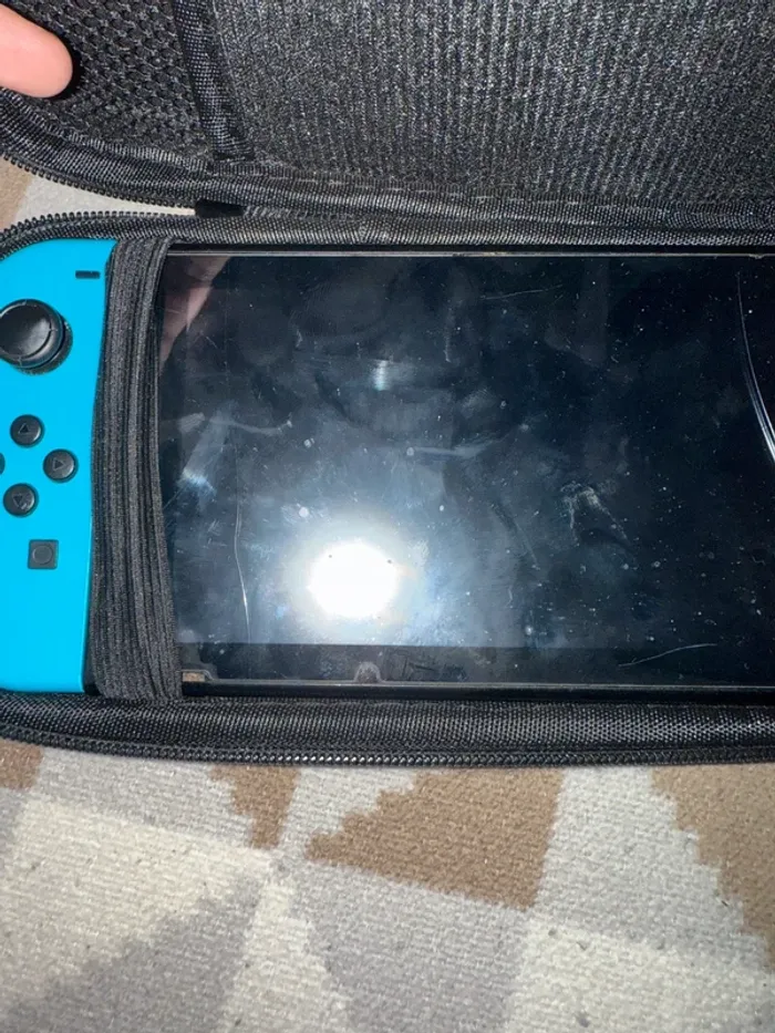Pack Nintendo Switch V1 (Première Génération) avec de nombreux accessoires et housse de transport. - photo numéro 2
