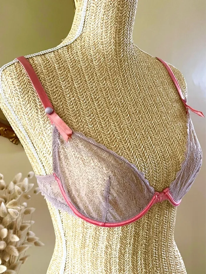 sublime Soutien-gorge dentelle grise transparente détails satinés rose corail sublime et délicat