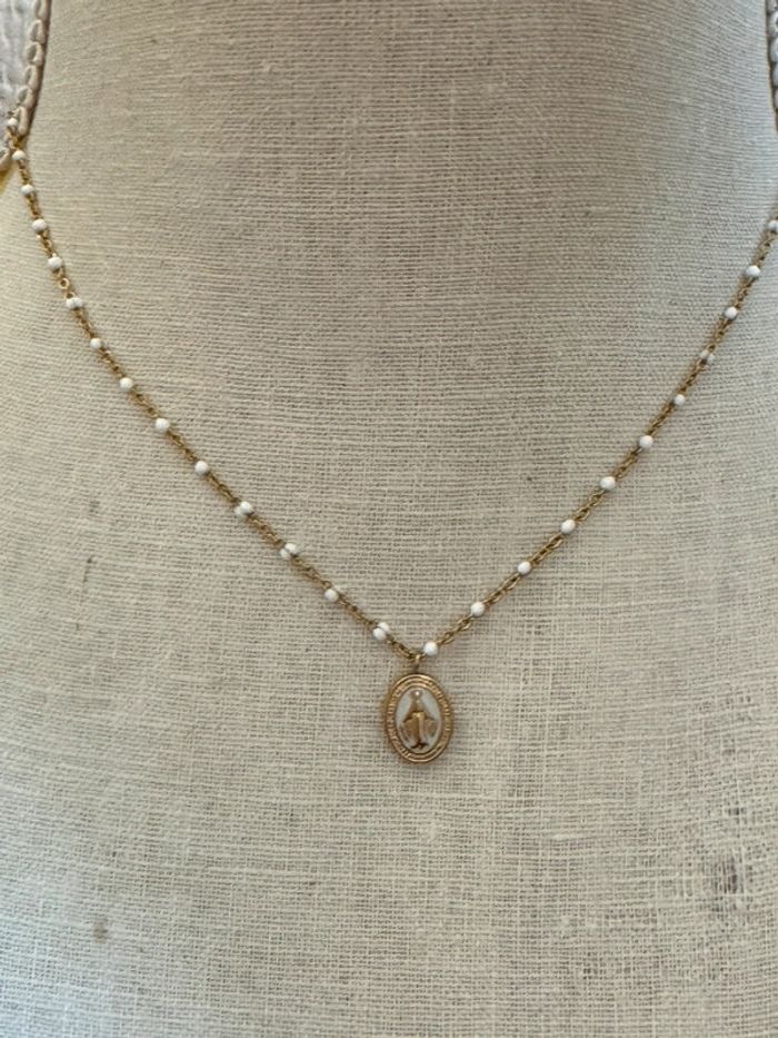 Collier réglable acier inoxydable or perles et médaille vierge résine blanche - photo numéro 5