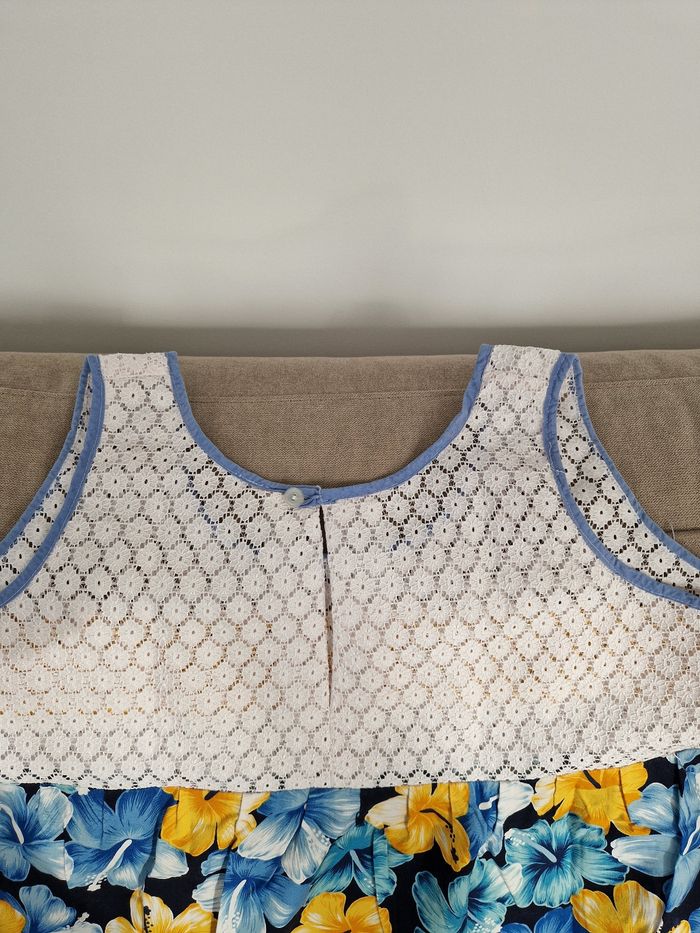 Robe polynésienne bleu marine à motif hibiscus avec détail dentelle - photo numéro 10