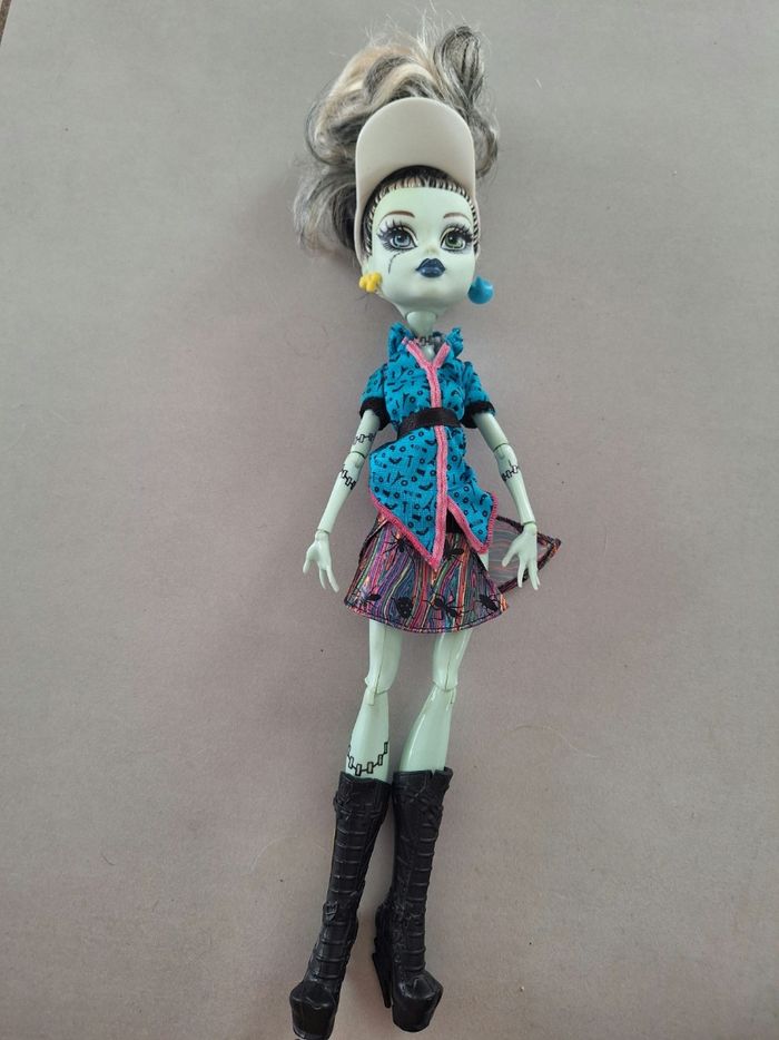 Lot 10 poupées monster high et supports - photo numéro 6