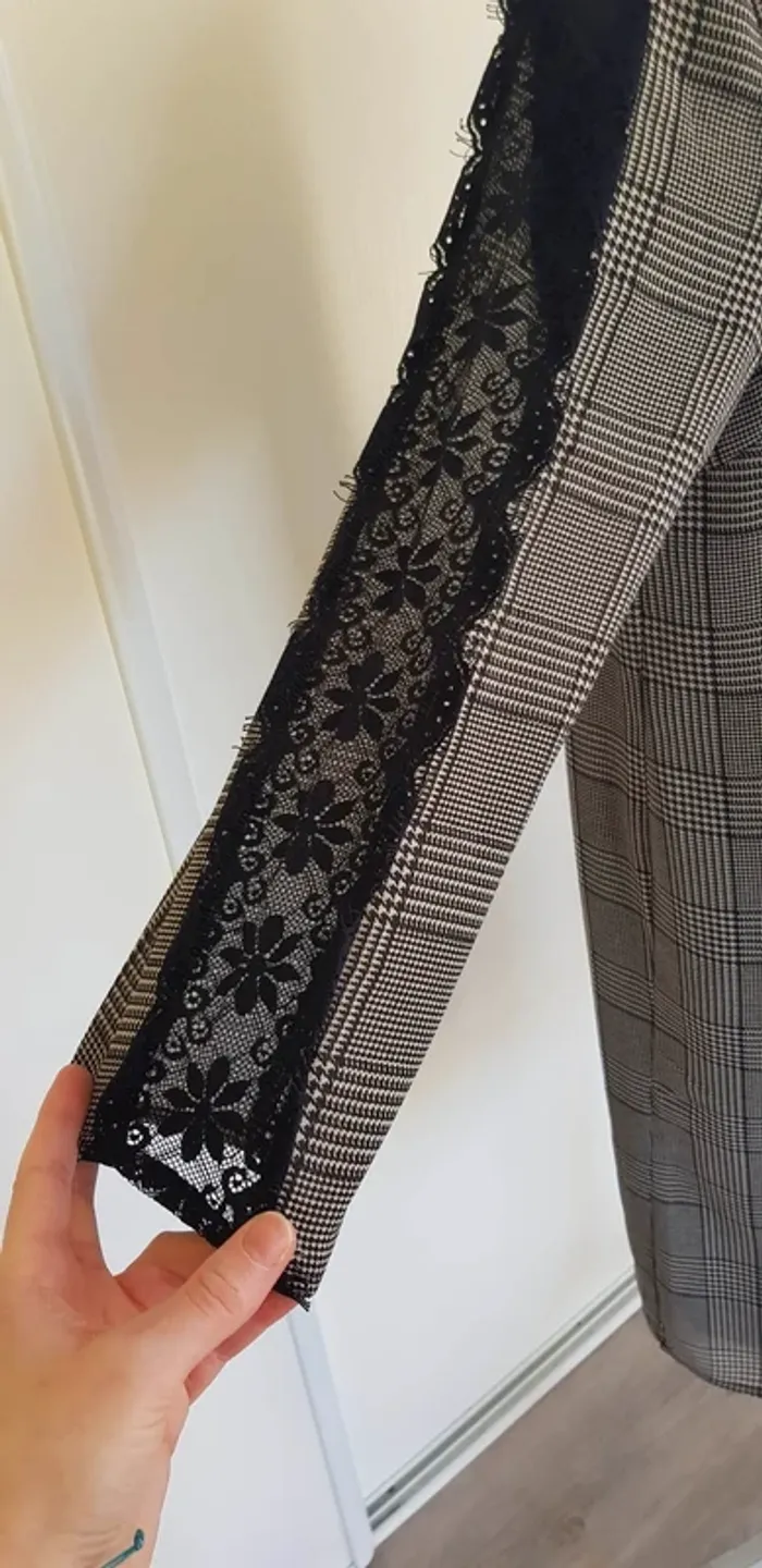 Robe à carreaux avec dentelle sur les manches - photo numéro 3