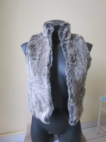 Veste fausse fourrure sans manches manches gris/marron taille 10 ans