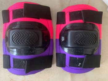 2 protection sport noir violet rose fluo coude genouillere