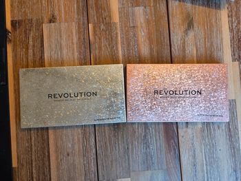 Lot de 2 palettes maquillage ombres a paupieres revolution