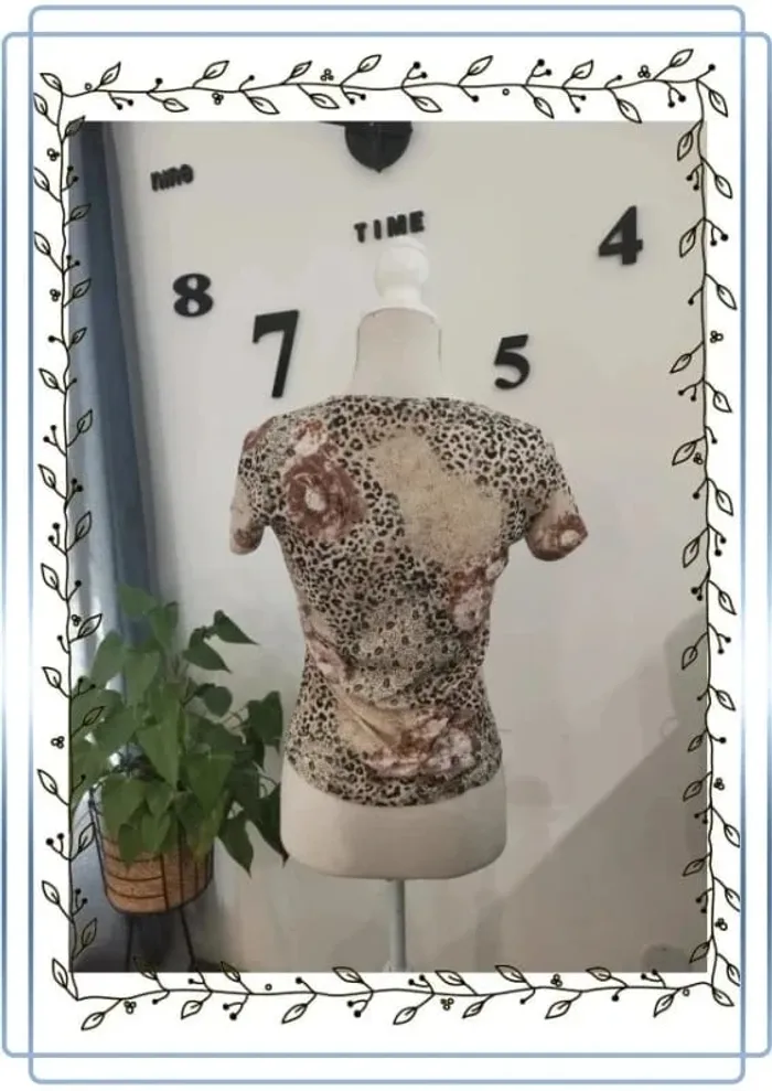 Tee-shirt manches courtes matière tulle, motif fleuri et léopard "123", taille 34/36, bon état - photo numéro 2