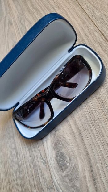 Lunettes femme Lacoste marron originale et boîtier de rangement