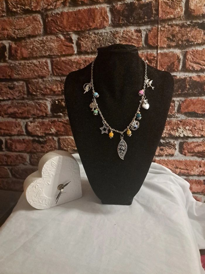 Magnifique collier breloques argenté et perles multicolore