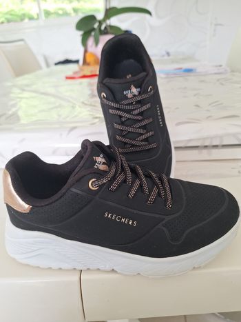 Baskets pointure 33 Skechers. 