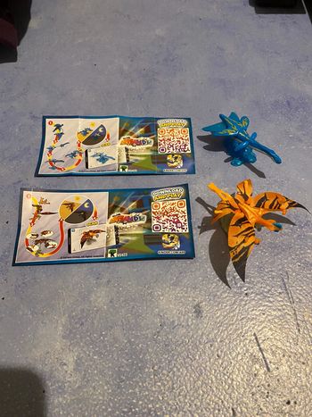 Lot de 2 figurines kinder surprise avatar Vu425 Vu423