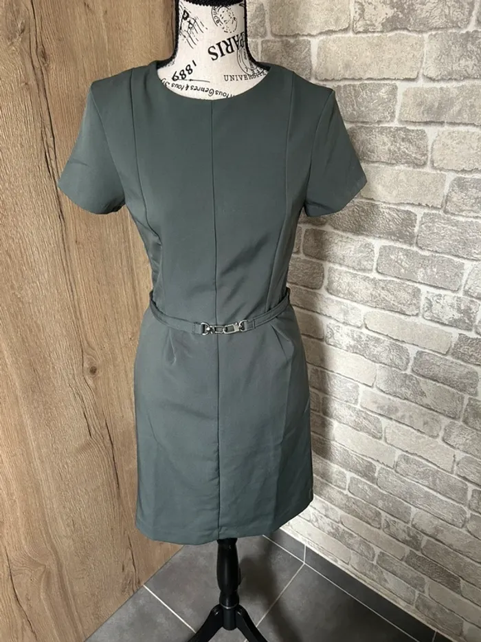 Robe élégante avec ceinture taille 38