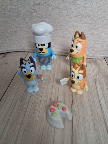 Figurines bluey et sa famille au complet qui font de la cuisine, pâtisserie. Pavlova