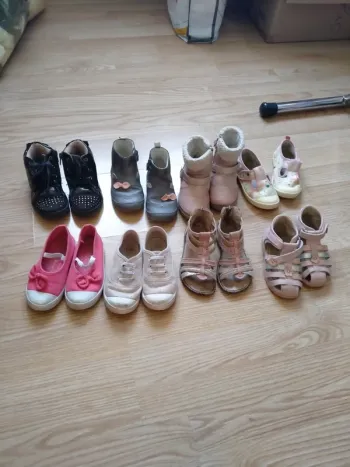 Lot de 8 paires de chaussures filles. Pointure 25 26 27