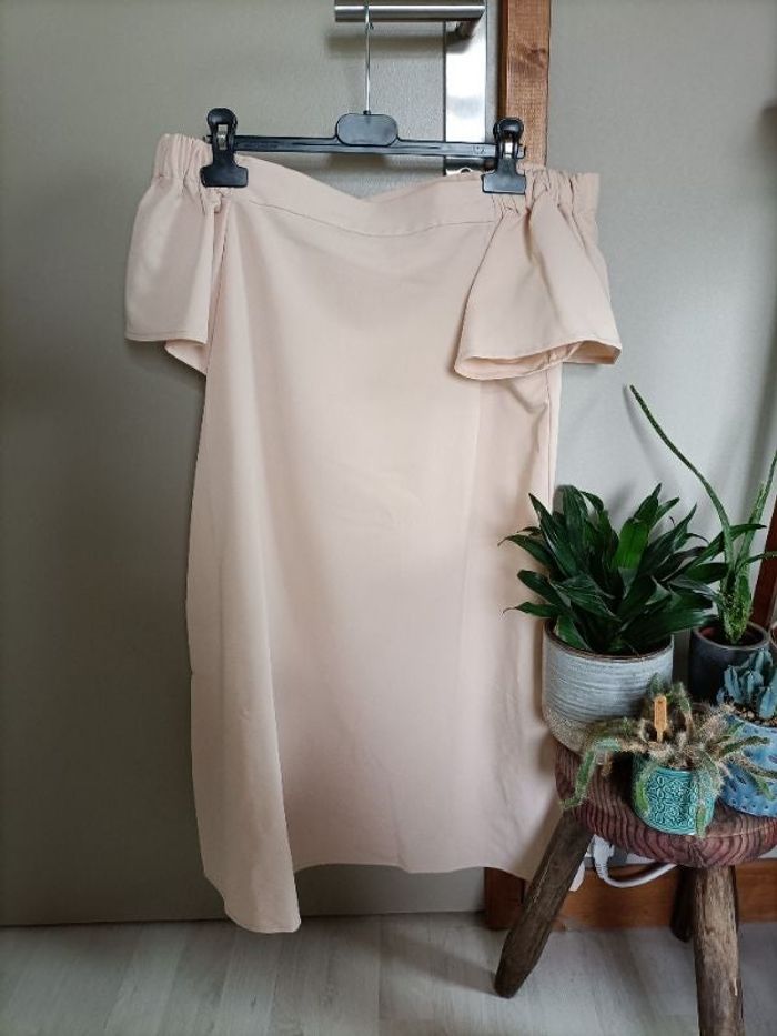 Robe rose pâle épaules dénudées