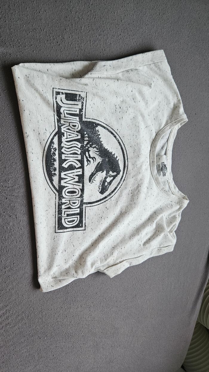 T shirt Jurassic World manches courtes très bon état - photo numéro 4