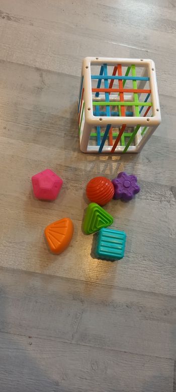 Cube sensoriel avec six formes 