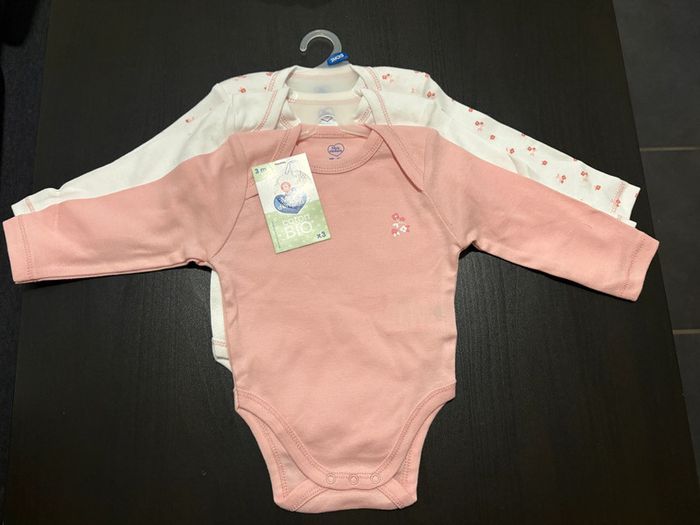 Lot de 3 bodies fleurs Manches longues Mots d’enfants Taille 3 mois.