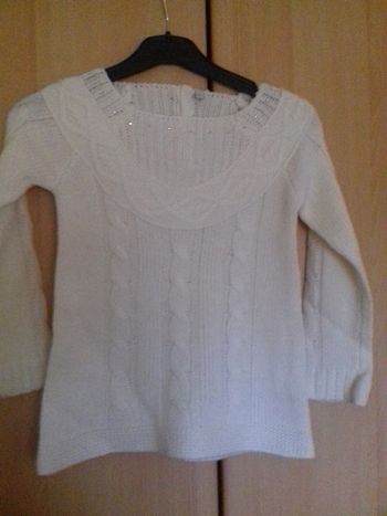 Pull blanc cassé.