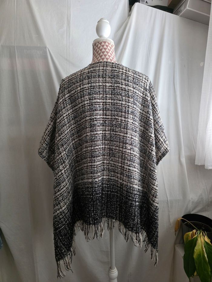 Poncho,marron en dégradé,en très bon état, attache par pression sous les bras, longueur 70cm, en polyester, marque Pimkie =4€ - photo numéro 3