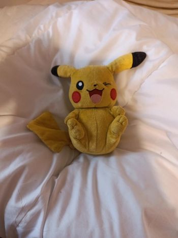 Peluche pokémon pikachu
