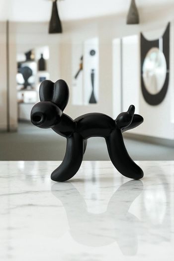 Figurine chien ballon noir en résine