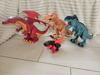Lot figurines dinosaures et dragon