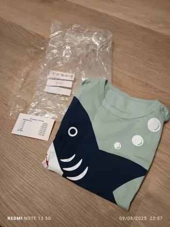Magnifique tee shirt requin neuf taille 10 ans