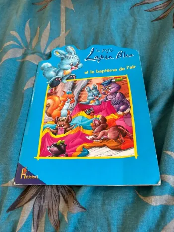 Le petit lapin bleu collection fleuron, le petit lapin bleu