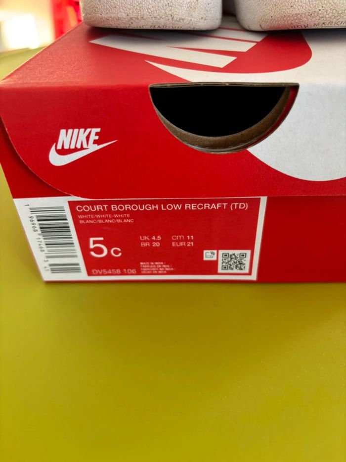 Baskets Nike blanches taille 21 - photo numéro 5