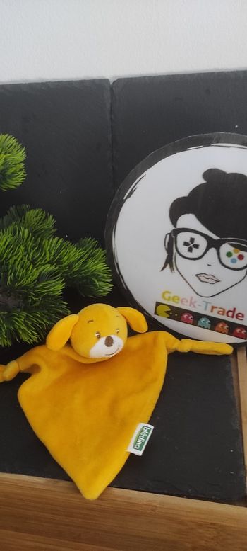 Chien bledina doudou plat triangle jaune blanc marron noeuds DD003073