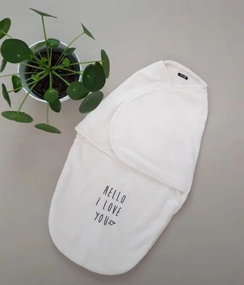 Nid d'ange bébé blanc brodé bleu marine