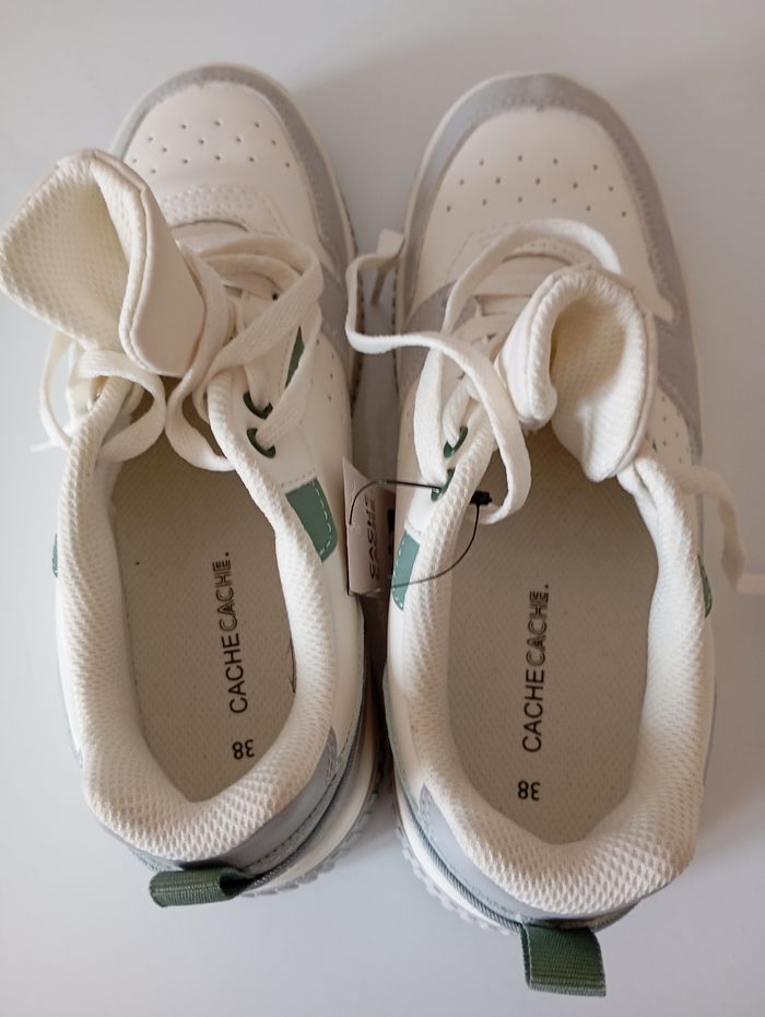 Paire de  baskets neuves . P38 . Blanc vert et gris . Lacets . Cache-cache. - photo numéro 9