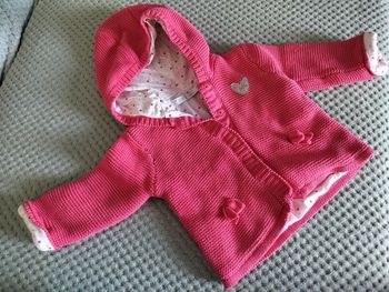 Gilet rose fushia en laine 6 mois en parfait état.