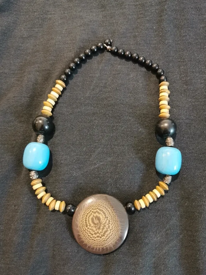 Collier bois raz de cou