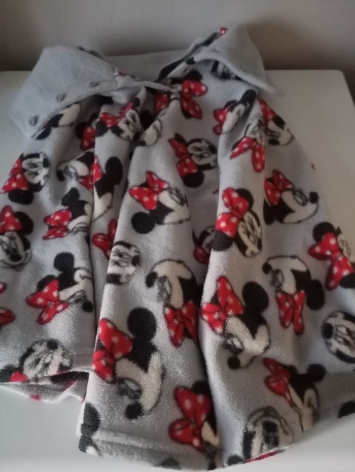 Cape châle . 6 ans . Polyester . Disney Minnie Mouse. Gris clair rouge noir blanc. État neuf . - photo numéro 6