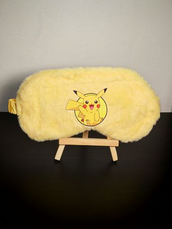 Masque de sommeil Pikachu.
