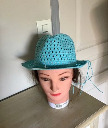 Joli chapeau borsalino ajouré taille 56 environ de coloris bleu