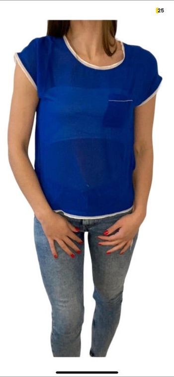 T-shirt transparent bleu électrique, details poche sequin