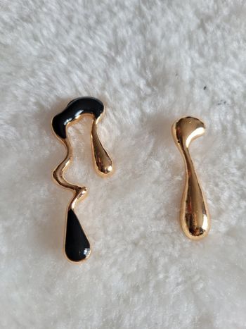 Boucles asymettres gouttes noires et dorées
