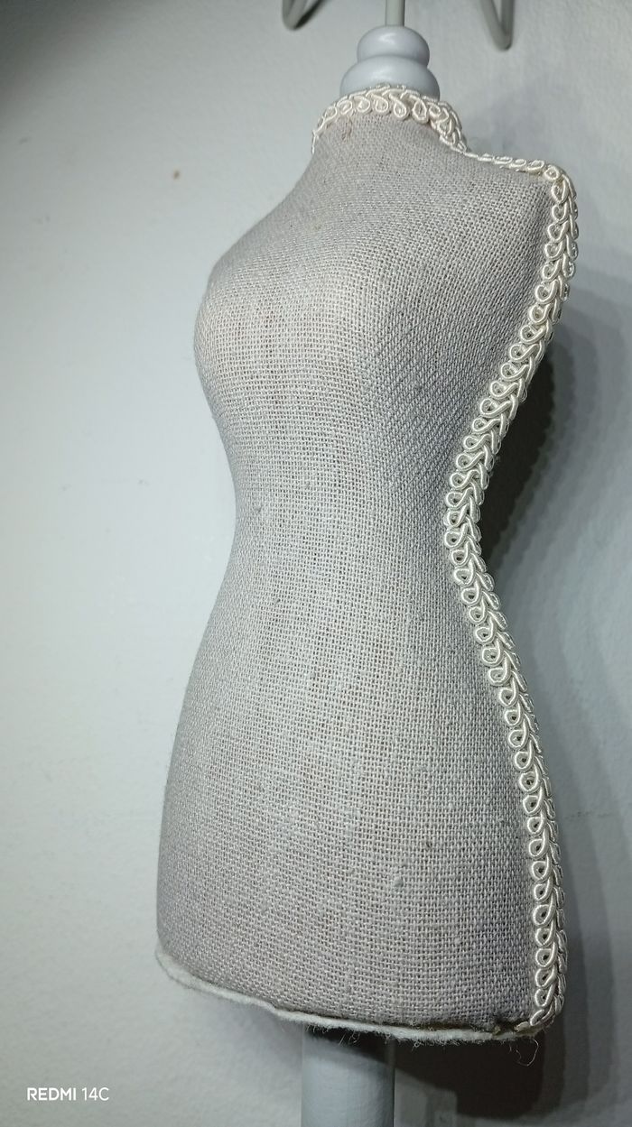 Porte bijoux tissu et bois, tête rotative métal, - photo numéro 3