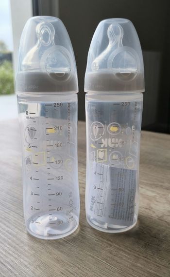 Lot de 2 biberons 250 ml .