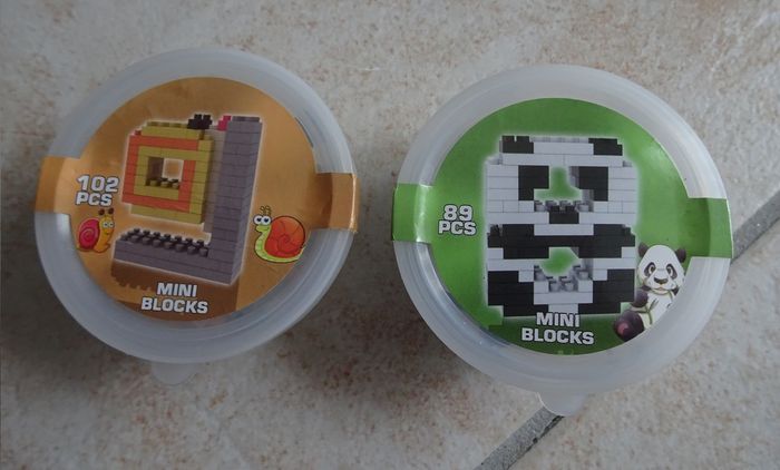 Lot de 2 boites de mini blocs de construction - chiffres 8 et 9