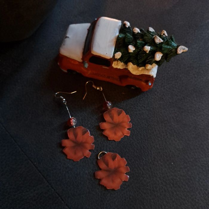 Boucles d'oreilles pendante avec pendentif rouge - photo numéro 3