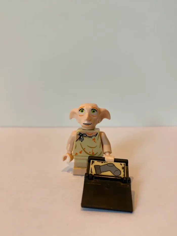 Figurine type lego Dobby et sa chaussette d’esclave. Harry Potter