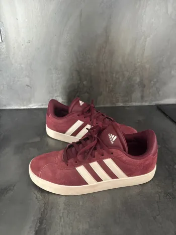 Basket adidas en daim en très bon état Taille 38