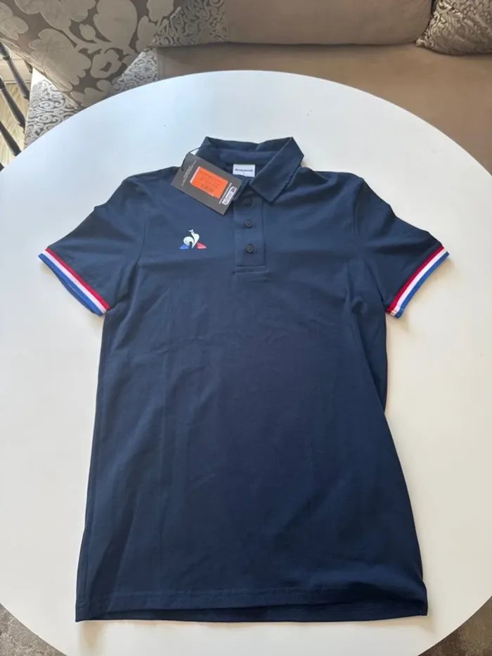 Polo Le Coq Sportif Bleu Marine – Détail Manches Tricolore – Taille S – Neuf