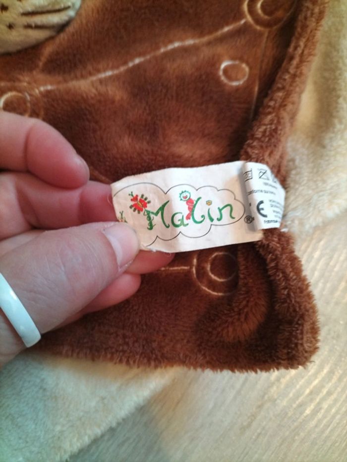 Doudou peluche plat chat marron et beige avec hochet à l'extrémité Ti Lidou malin - photo numéro 5