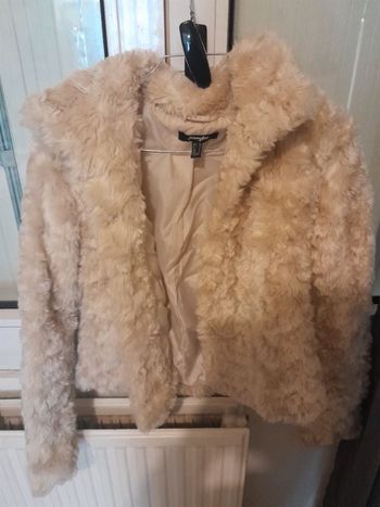Veste avec fausse fourrure