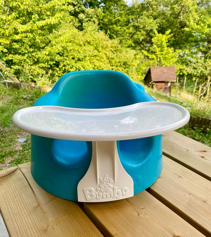 Bumbo bleu avec tablette